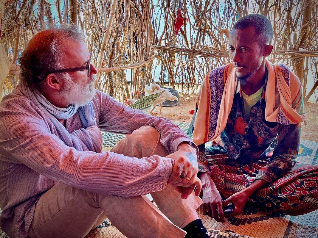 Tommy Tiernan meets father of 8 MahatIbrahim Isaack (39) in Boyle Internally Displaced Persons camp in Luug, Gedo Region, Somalia. Mahat is originally from Bakool Region and he and his family walked three days with little food or water when their herd of goats died and their crops failed due to drought. His wife was 8 months pregnant with their 8th child when they had to leave their village. Photo: Miriam Donohoe/Trócaire.