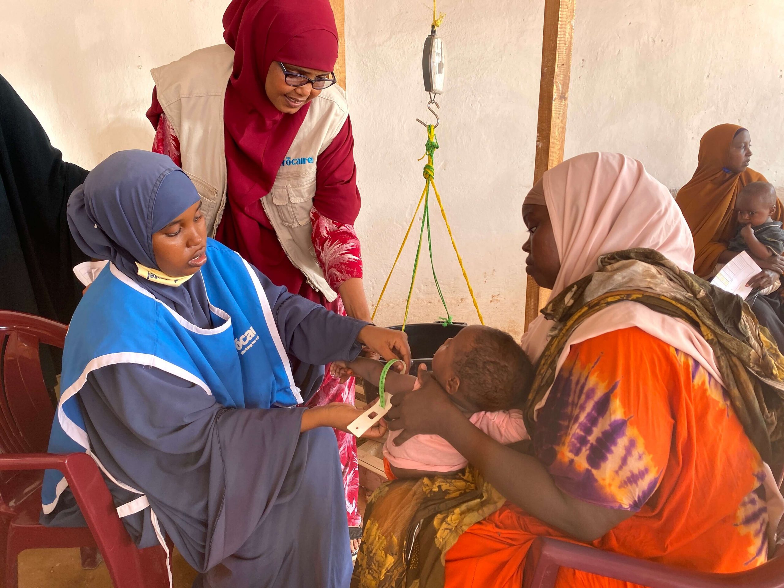 Mother Naima Abdi (22) and her one-year-old baby boy Faizal Abdullahai being assessed at the Trócaire run Dollow health referral Centre in Gedo, southern Somalia, using a MUAC (Mid-Upper Arm Circumference) Tape, a colour coded tape which is used on children from 6 months to 5 years to measure malnourishment. The assessment is being overseen by Trocaire nursing coordinator Habiba Ali Maalim and Community Nutrition Worker Ridwan Ali Faqid. Photo: Miriam Donohoe