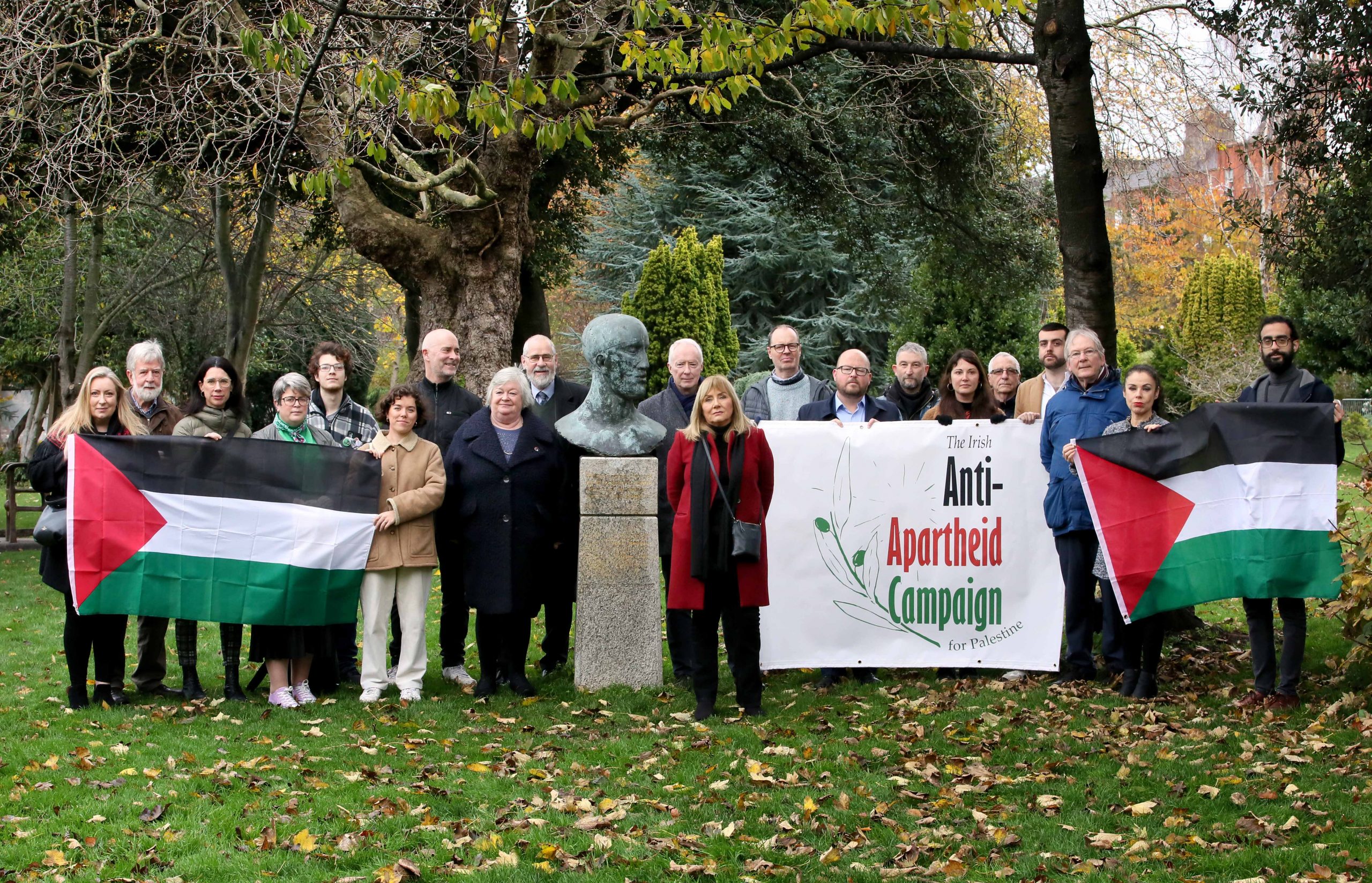 The newly formed Irish Anti-Apartheid Campaign calls on Ireland to take action on Israeli apartheid against Palestinians. The coalition, made up of 18 civil society organisations, trade unions and academic experts committed to working collaboratively to end Israeli apartheid against Palestinians, was launched today in Merrion Square, Dublin by Independent Senator Frances Black (centre) at the ‘Tribute Head’ in honour of Nelson Mandela. Photo: Mark Stedman
